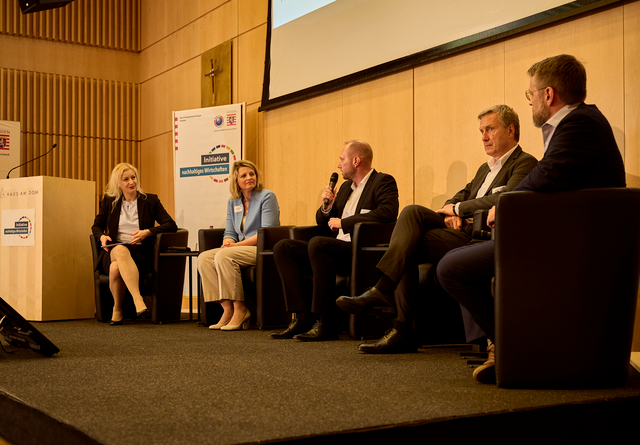 Podiumsdiskussion bei der 2. Jahreskonferenz der Wirtschaftsinitiative