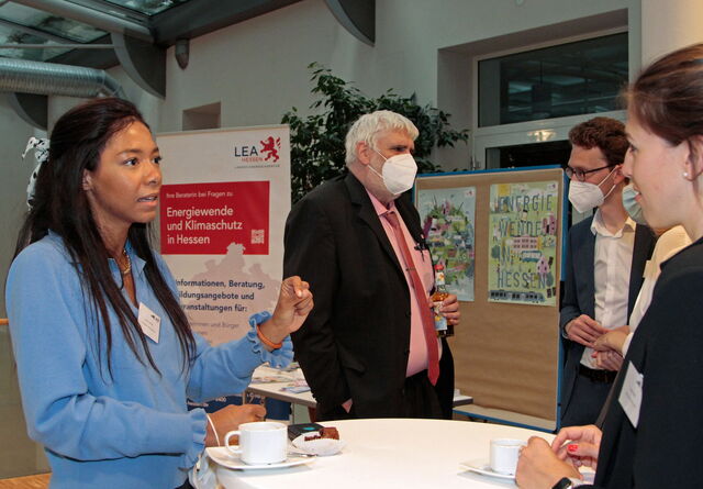 Teilnehmende der Jahreskonferenz beim Austausch