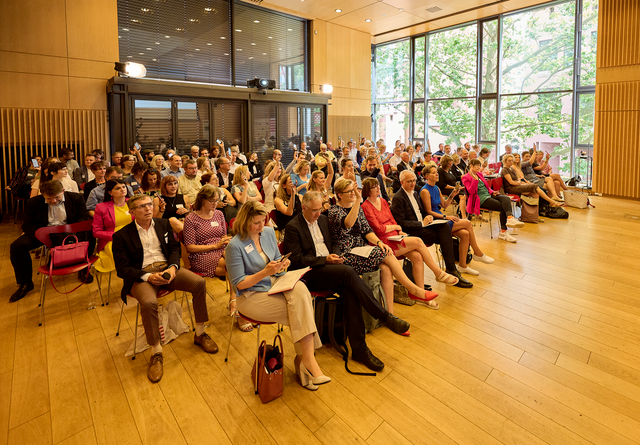 Plenum bei der 2. Jahreskonferenz der Wirtschaftsinitiative im Haus am Dom, Frankfurt am Main