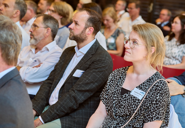 100 interessierte Teilnehmende aus Politik, Unternehmen, Verbänden und Kammern sind bei der Jahreskonferenz zusammengekommen