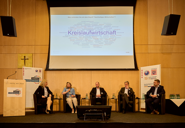 Podiumsdiskussion bei der 2. Jahreskonferenz der Wirtschaftsinitiative