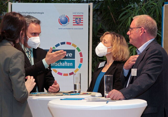 Teilnehmende der Jahreskonferenz beim Austausch