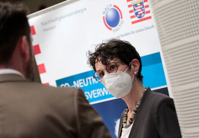 Teilnehmende der Jahreskonferenz beim Austausch