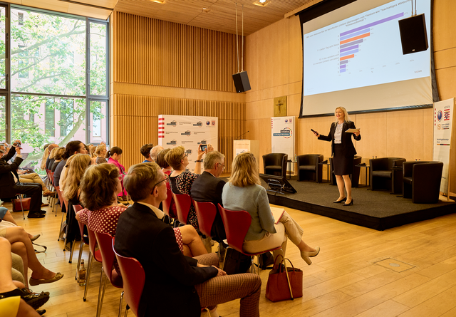 Plenum bei der 2. Jahreskonferenz der Wirtschaftsinitiative im Haus am Dom, Frankfurt am Main