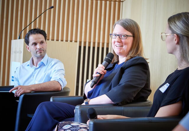 Moderator Zackes Brustik beim Podiumsgespräch mit Sabine Kuznik