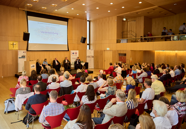 Podiumsdiskussion bei der 2. Jahreskonferenz der Wirtschaftsinitiative