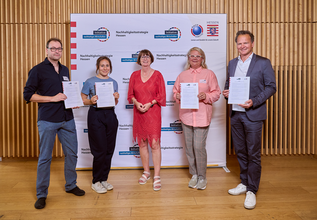 Charta-Unterzeichnende: Herr Bernd Hesse (LAKS Hessen e.V.), Frau Wiebke Walter (Well Development GmbH), Frau Priska Hinz, Frau Pia Groß (Wirtschaftsförderung Fulda), Herr Jens Meyer zu Drewer (BIOWERT Industrie GmbH)