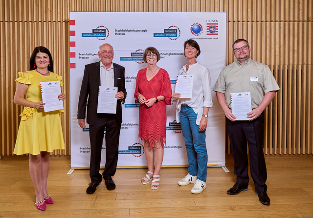 Charta-Unterzeichnende: Frau Dr. Petruţa Tătulescu (TIGZ Technologie-, Innovations- und Gründungszentrum GmbH), Herr Georg Sedlmaier (Interessengemeinschaft FÜR gesunde Lebensmittel e.V.), Frau Priska Hinz, Frau Laurin Strößenreuther (Leadership Rhein-Mai