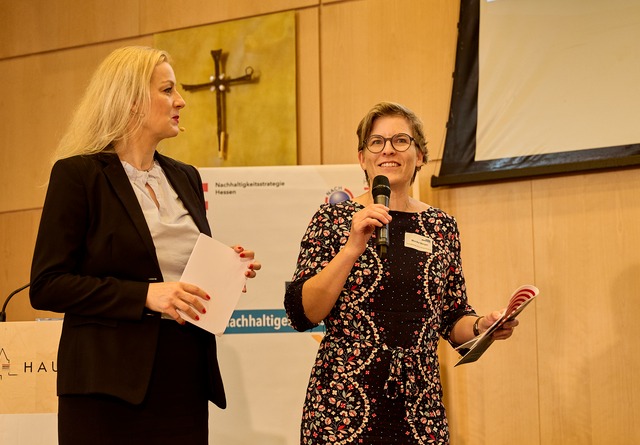 Moderation Carmen Hentschel und Monika Berger, Leiterin der Nachhaltigkeitsstrategie Hessen, bei der 2. Jahreskonferenz der Wirtschaftsinitiative